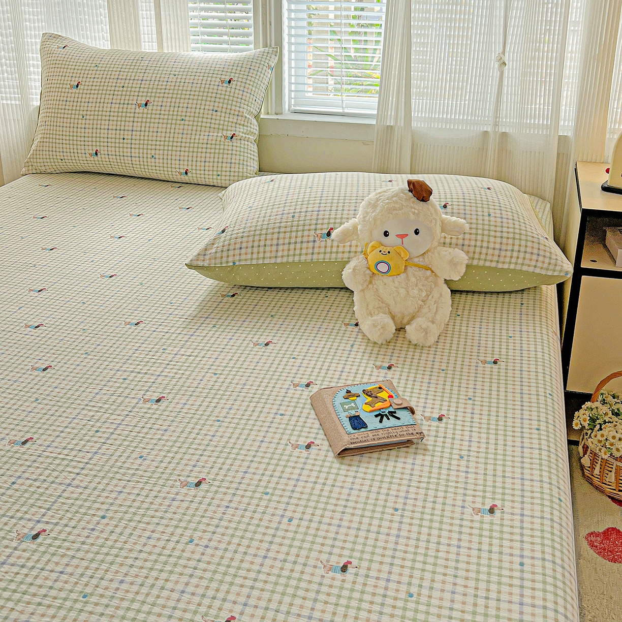 91家纺网 家纺一手货源 找家纺 格真 2025秋冬新款110克高克重提花加厚皱皱纱双层纱印花单床笠 腊肠狗-抹茶