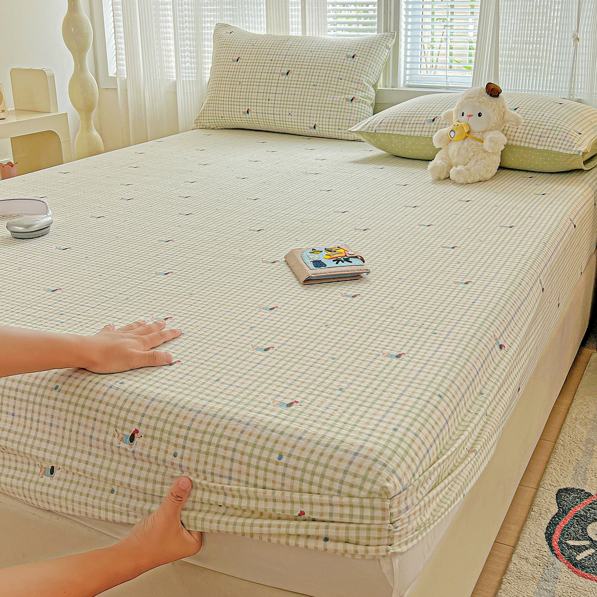 91家纺网 家纺一手货源 找家纺 格真 2025秋冬新款110克高克重提花加厚皱皱纱双层纱印花单床笠 腊肠狗-抹茶