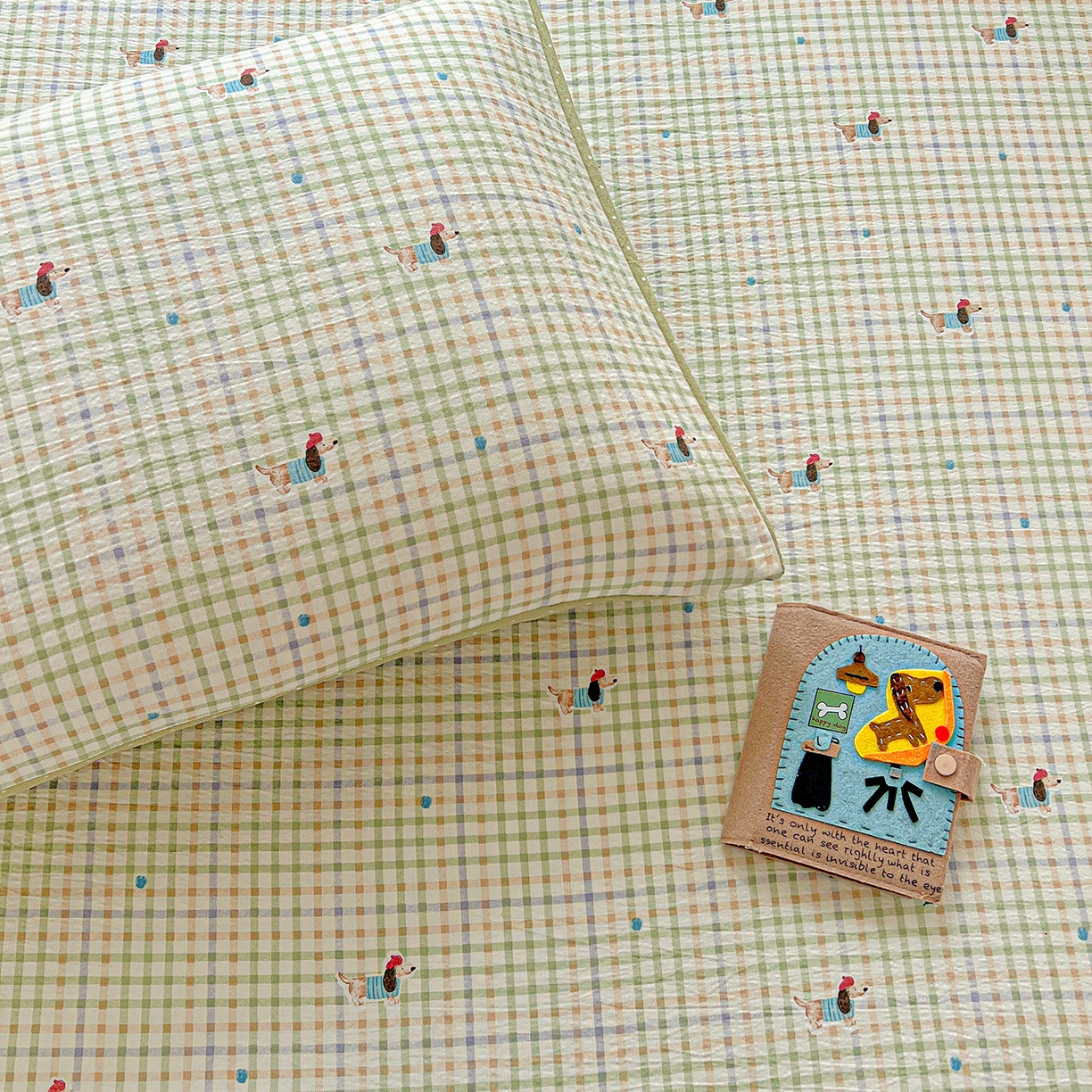 91家纺网 家纺一手货源 找家纺 格真 2025秋冬新款110克高克重提花加厚皱皱纱双层纱印花单床笠 腊肠狗-抹茶