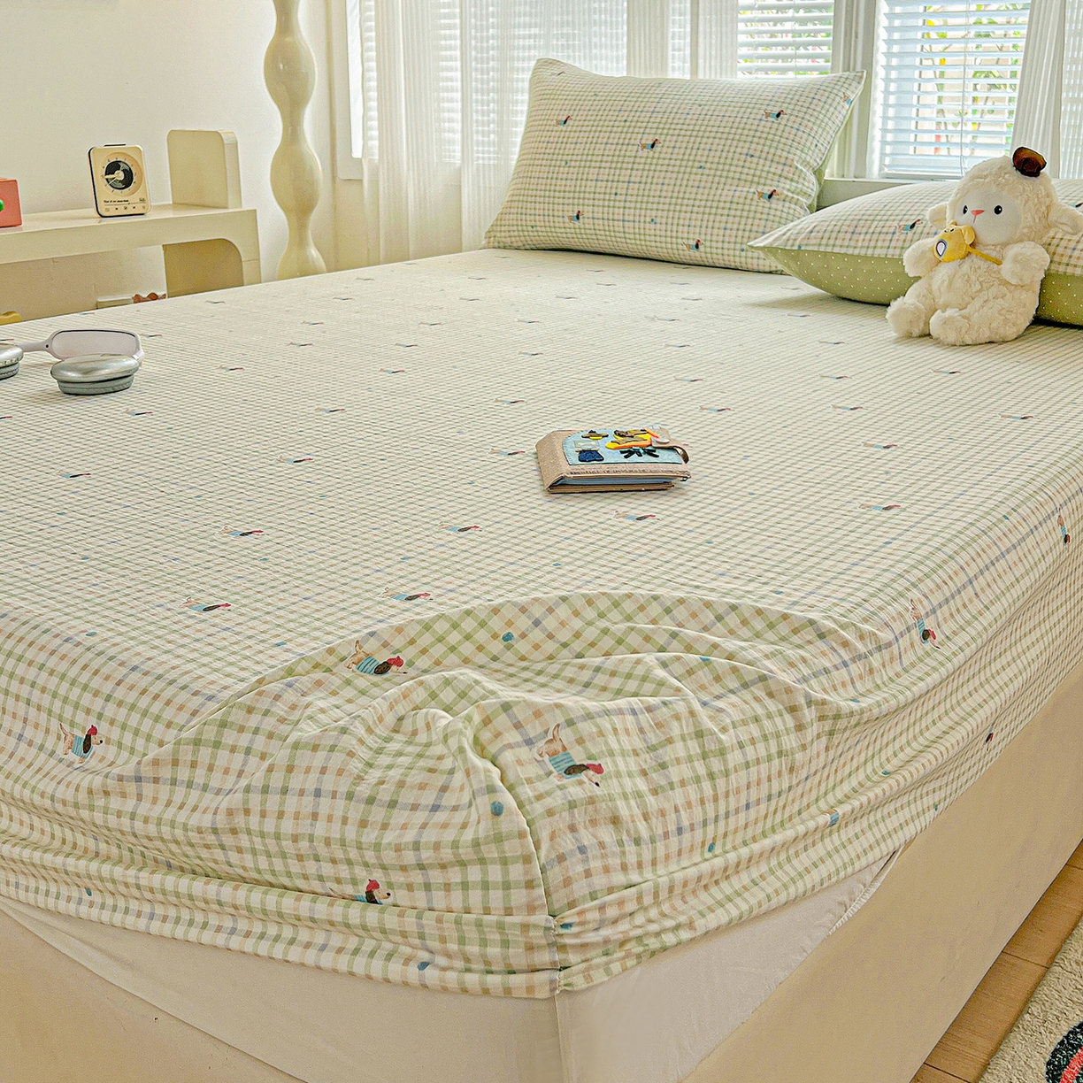 91家纺网 家纺一手货源 找家纺 格真 2025秋冬新款110克高克重提花加厚皱皱纱双层纱印花单床笠 腊肠狗-抹茶