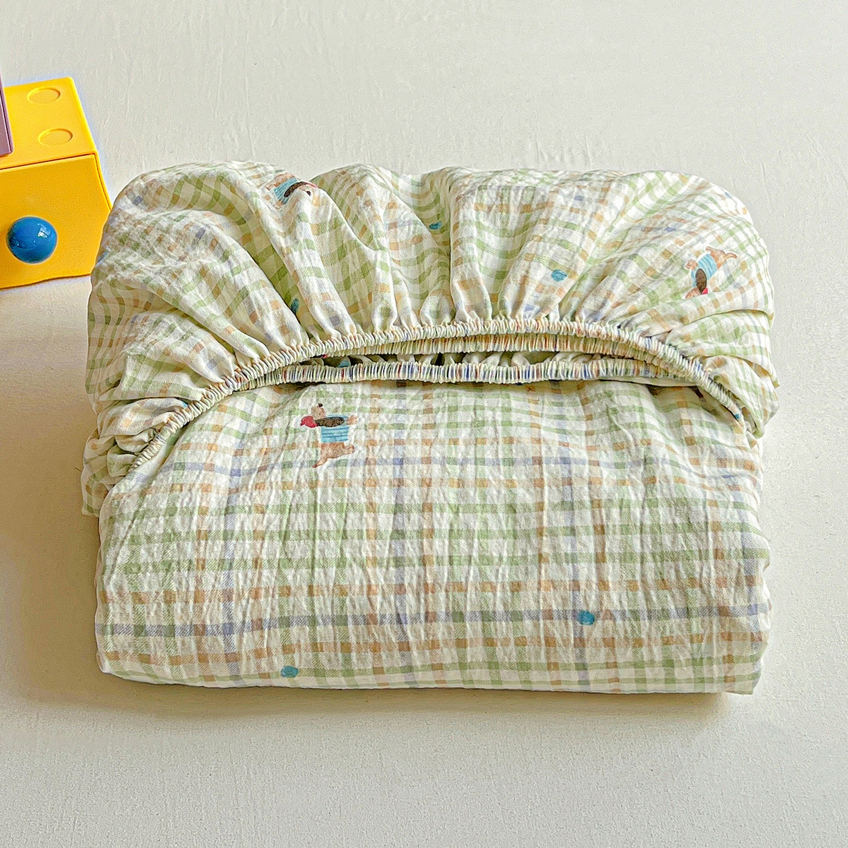 91家纺网 家纺一手货源 找家纺 格真 2025秋冬新款110克高克重提花加厚皱皱纱双层纱印花单床笠 腊肠狗-抹茶