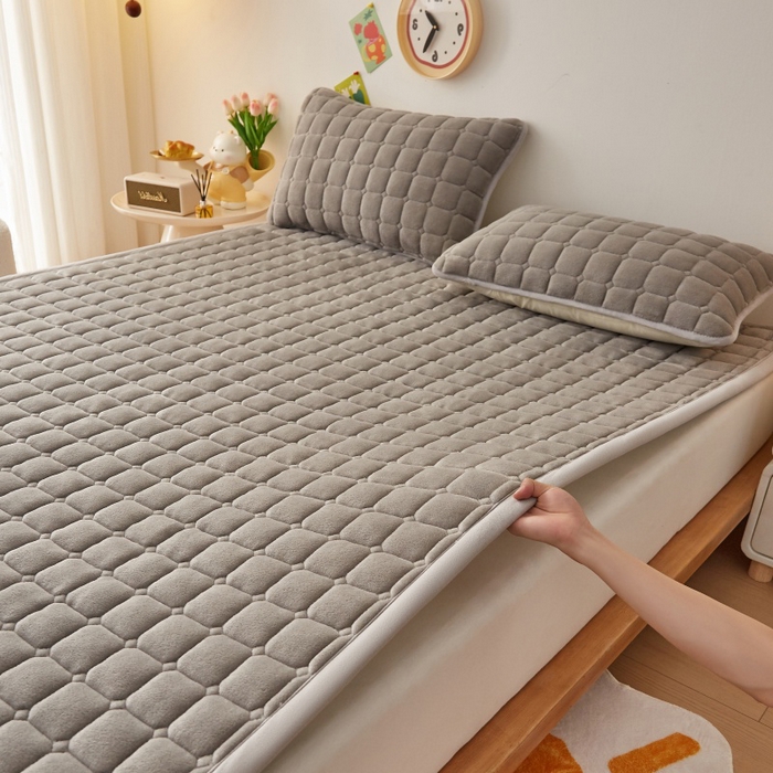 91家纺网 家纺一手货源 找家纺 奇丝雅 2025新款A类牛奶绒床褥床垫软垫家用学生宿舍上下铺寝室床护垫夹棉褥子-大床款套件 高级灰