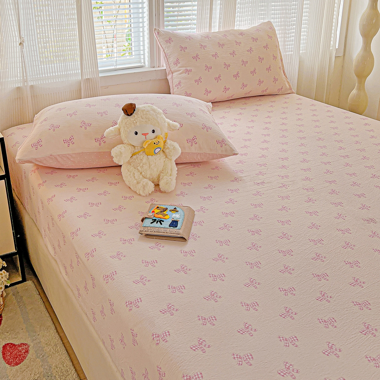 91家纺网 家纺一手货源 找家纺 格真 2025秋冬新款110克高克重提花加厚皱皱纱双层纱印花单床笠 少女季