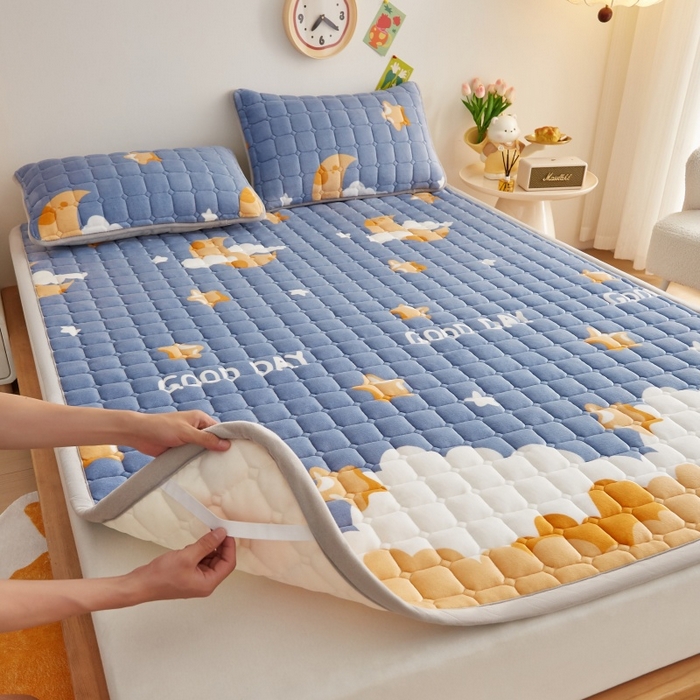 91家纺网 家纺一手货源 找家纺 奇丝雅 2025新款A类牛奶绒床褥床垫软垫家用学生宿舍上下铺寝室床护垫夹棉褥子-大床款套件 筑梦星空