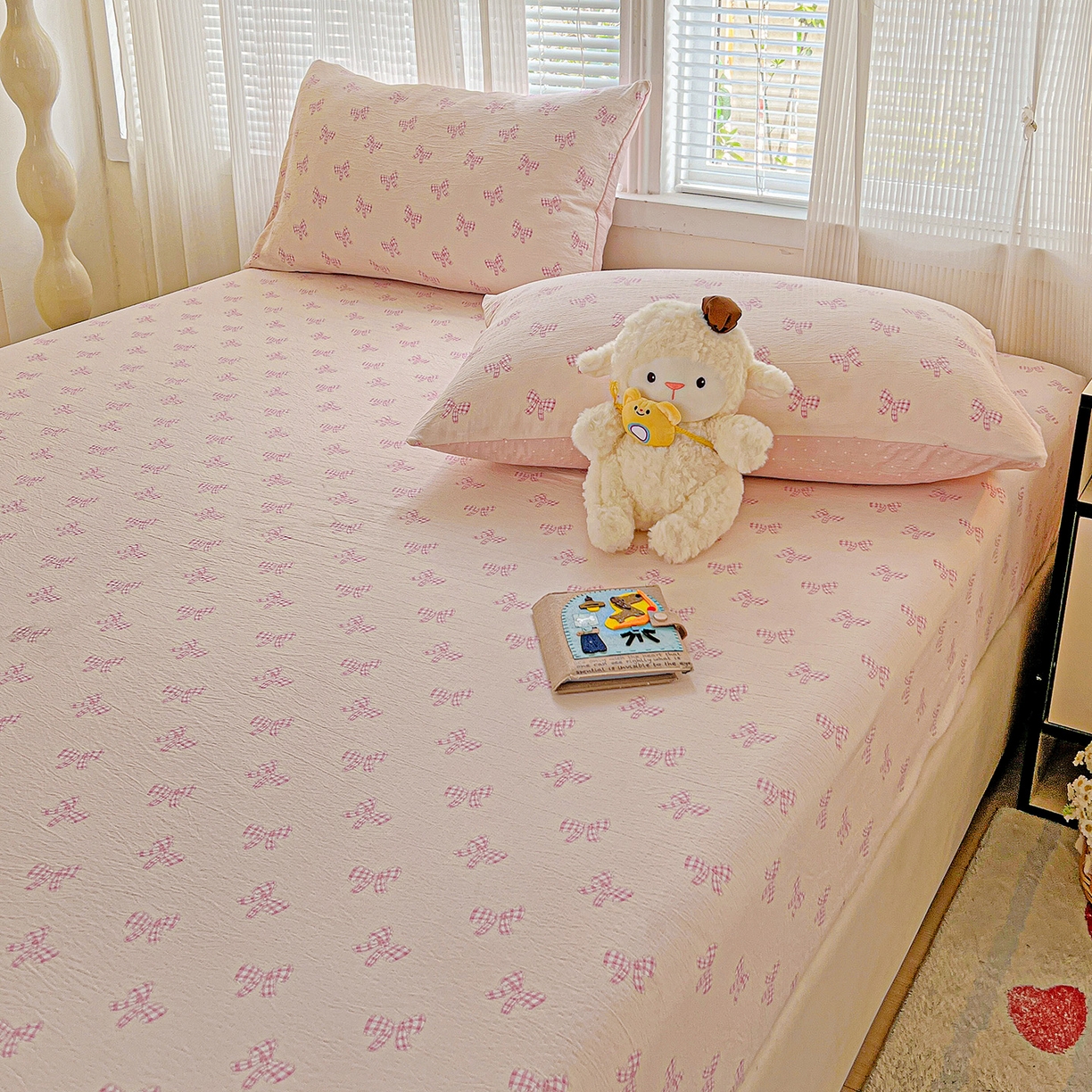 91家纺网 家纺一手货源 找家纺 格真 2025秋冬新款110克高克重提花加厚皱皱纱双层纱印花单床笠 少女季