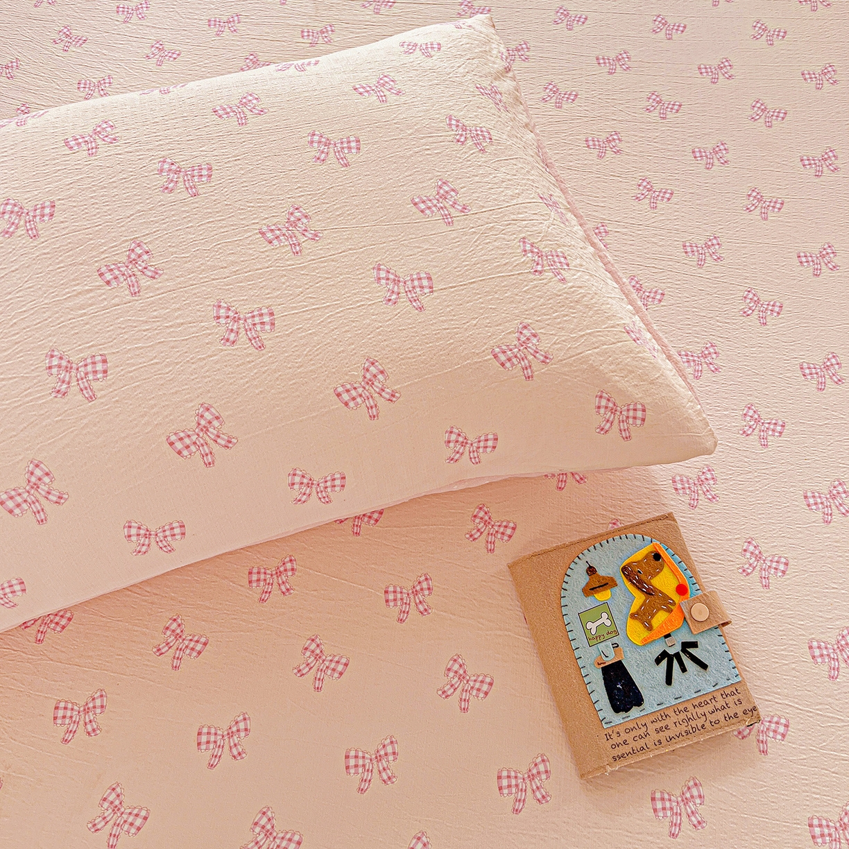 91家纺网 家纺一手货源 找家纺 格真 2025秋冬新款110克高克重提花加厚皱皱纱双层纱印花单床笠 少女季