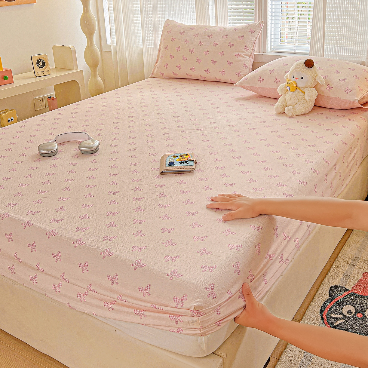 91家纺网 家纺一手货源 找家纺 格真 2025秋冬新款110克高克重提花加厚皱皱纱双层纱印花单床笠 少女季