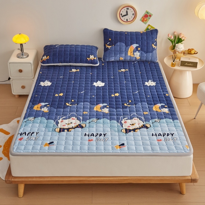 91家纺网 家纺一手货源 找家纺 奇丝雅 2025新款A类牛奶绒床褥床垫软垫家用学生宿舍上下铺寝室床护垫夹棉褥子-大床款套件 月亮熊