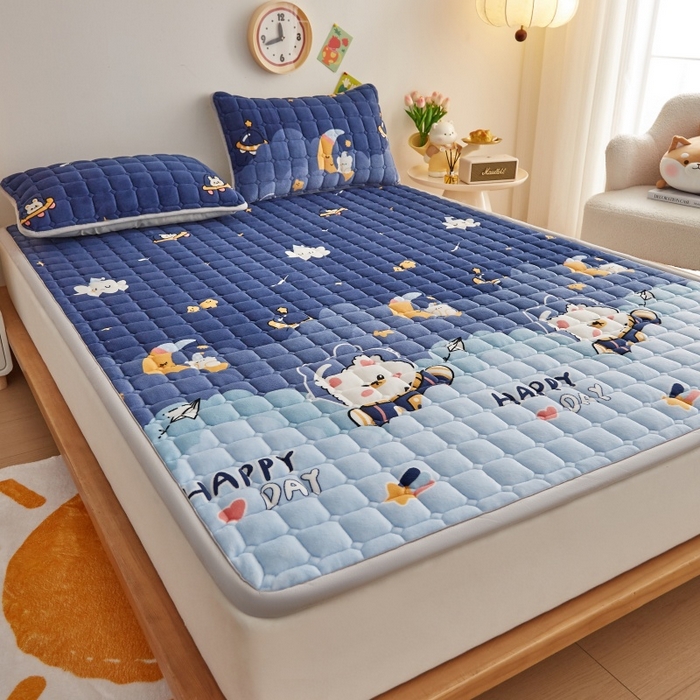 91家纺网 家纺一手货源 找家纺 奇丝雅 2025新款A类牛奶绒床褥床垫软垫家用学生宿舍上下铺寝室床护垫夹棉褥子-大床款套件 月亮熊