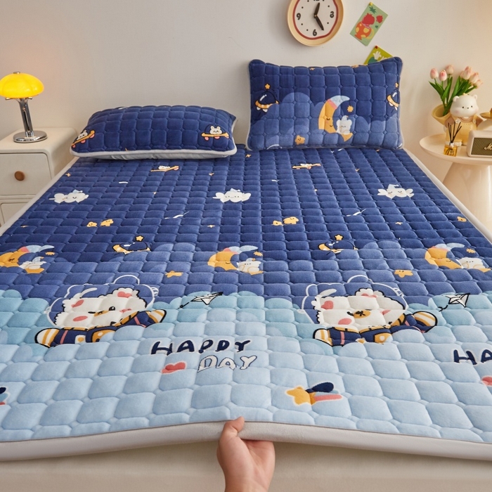 91家纺网 家纺一手货源 找家纺 奇丝雅 2025新款A类牛奶绒床褥床垫软垫家用学生宿舍上下铺寝室床护垫夹棉褥子-大床款套件 月亮熊