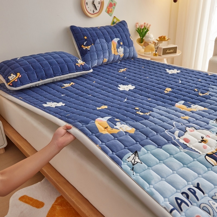 91家纺网 家纺一手货源 找家纺 奇丝雅 2025新款A类牛奶绒床褥床垫软垫家用学生宿舍上下铺寝室床护垫夹棉褥子-大床款套件 月亮熊