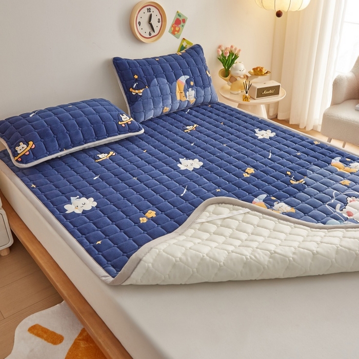 91家纺网 家纺一手货源 找家纺 奇丝雅 2025新款A类牛奶绒床褥床垫软垫家用学生宿舍上下铺寝室床护垫夹棉褥子-大床款套件 月亮熊