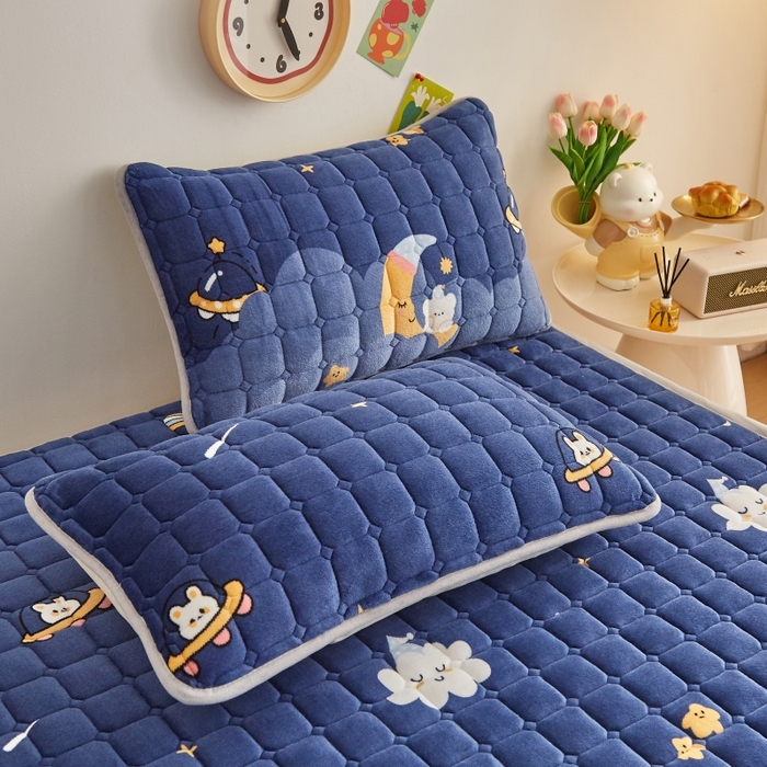 91家纺网 家纺一手货源 找家纺 奇丝雅 2025新款A类牛奶绒床褥床垫软垫家用学生宿舍上下铺寝室床护垫夹棉褥子-大床款套件 月亮熊