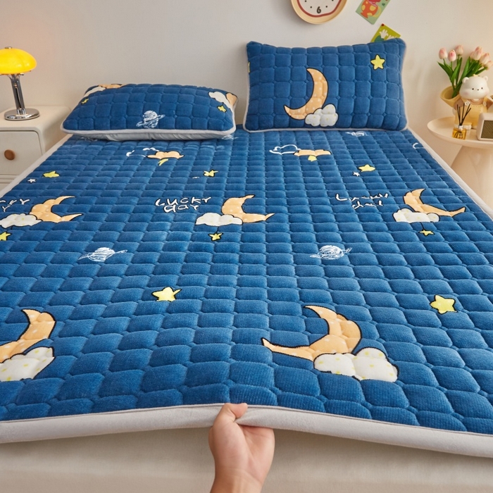 91家纺网 家纺一手货源 找家纺 奇丝雅 2025新款A类牛奶绒床褥床垫软垫家用学生宿舍上下铺寝室床护垫夹棉褥子-大床款套件 晚安