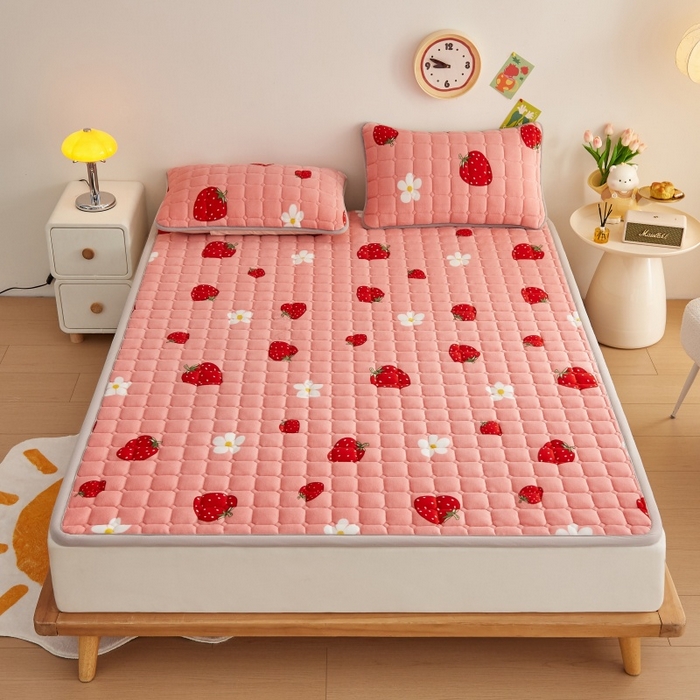 91家纺网 家纺一手货源 找家纺 奇丝雅 2025新款A类牛奶绒床褥床垫软垫家用学生宿舍上下铺寝室床护垫夹棉褥子-大床款单件 草莓物语