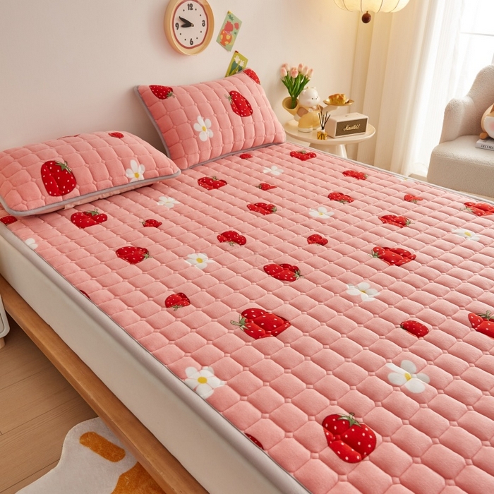 91家纺网 家纺一手货源 找家纺 奇丝雅 2025新款A类牛奶绒床褥床垫软垫家用学生宿舍上下铺寝室床护垫夹棉褥子-大床款单件 草莓物语