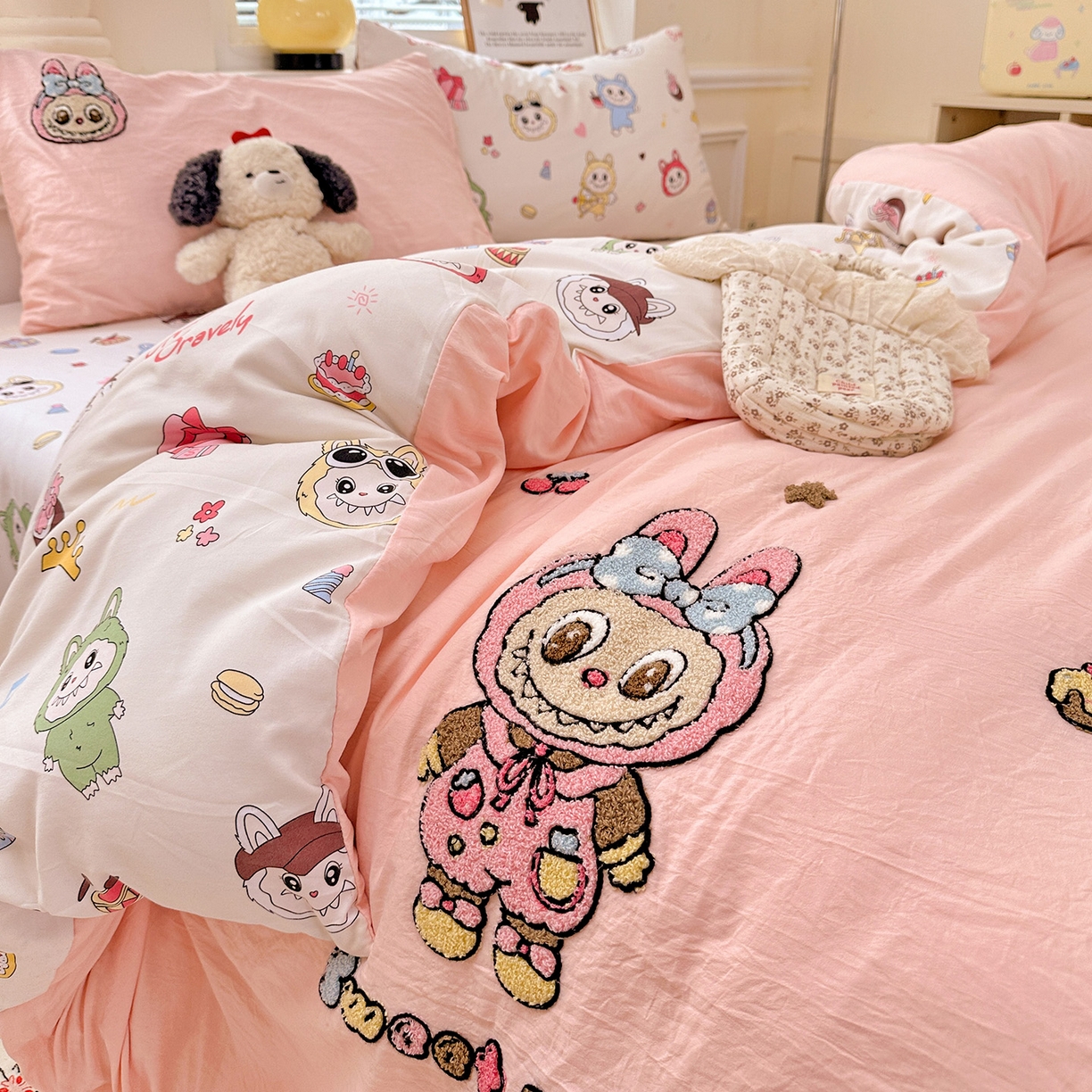 91家纺网 家纺一手货源 找家纺 奈颜 2025新款爆款水洗云朵棉毛巾绣四件套 布布女孩