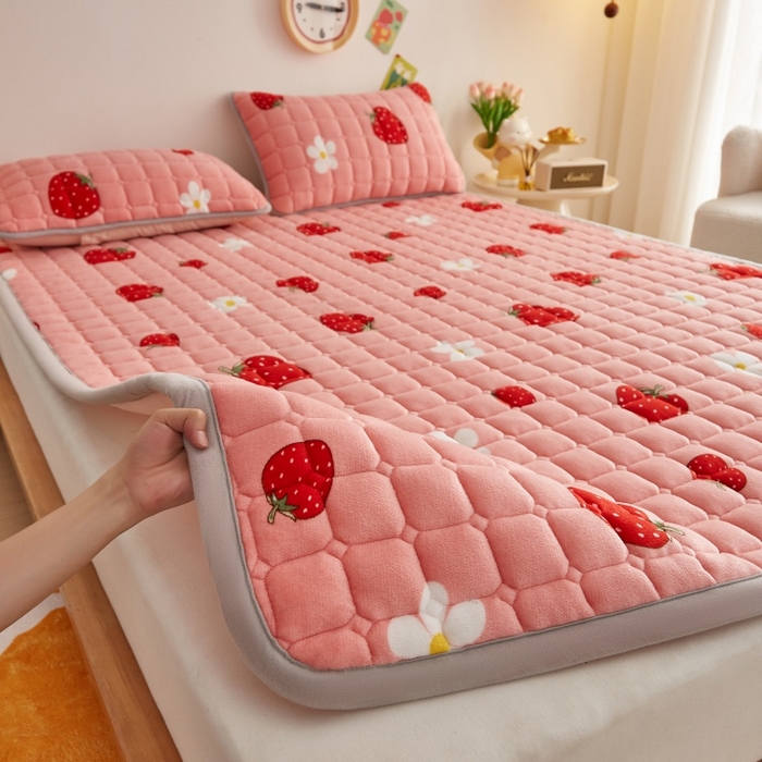 91家纺网 家纺一手货源 找家纺 奇丝雅 2025新款A类牛奶绒床褥床垫软垫家用学生宿舍上下铺寝室床护垫夹棉褥子-大床款单件 草莓物语