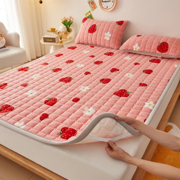 91家纺网 家纺一手货源 找家纺 奇丝雅 2025新款A类牛奶绒床褥床垫软垫家用学生宿舍上下铺寝室床护垫夹棉褥子-大床款单件 草莓物语