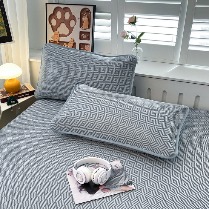 91家纺网 家纺一手货源 找家纺 小叮当家纺仓储工厂店 2025新款凉感三明治冰丝席凉席-芳华系列-床笠款-版本二 芳华床笠-方格纹（蓝）