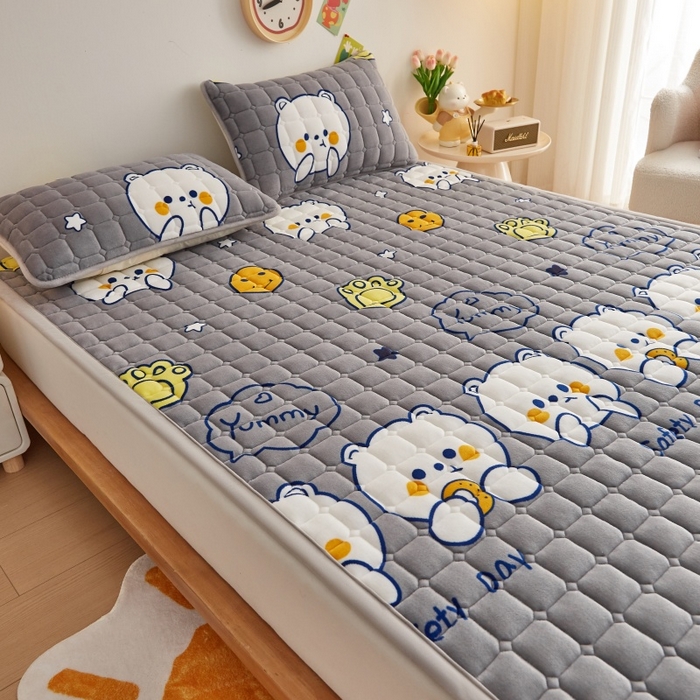 91家纺网 家纺一手货源 找家纺 奇丝雅 2025新款A类牛奶绒床褥床垫软垫家用学生宿舍上下铺寝室床护垫夹棉褥子-大床款套件 欢乐熊