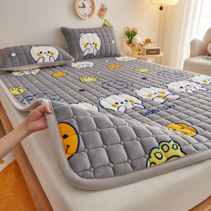 91家纺网 家纺一手货源 找家纺 奇丝雅 2025新款A类牛奶绒床褥床垫软垫家用学生宿舍上下铺寝室床护垫夹棉褥子-大床款套件 欢乐熊