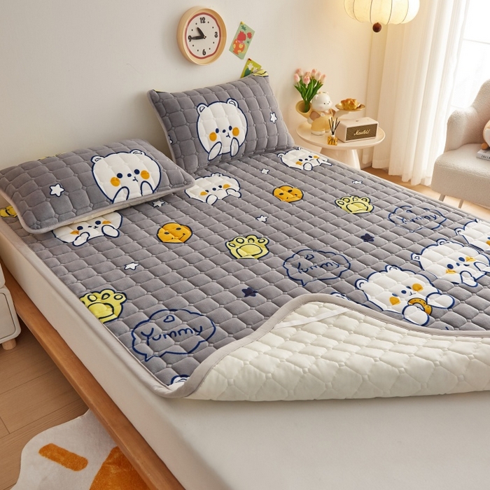 91家纺网 家纺一手货源 找家纺 奇丝雅 2025新款A类牛奶绒床褥床垫软垫家用学生宿舍上下铺寝室床护垫夹棉褥子-大床款套件 欢乐熊
