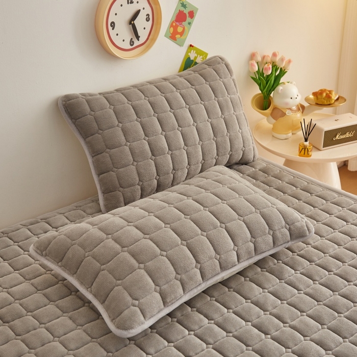 91家纺网 家纺一手货源 找家纺 奇丝雅 2025新款A类牛奶绒床褥床垫软垫家用学生宿舍上下铺寝室床护垫夹棉褥子-大床款单件 高级灰