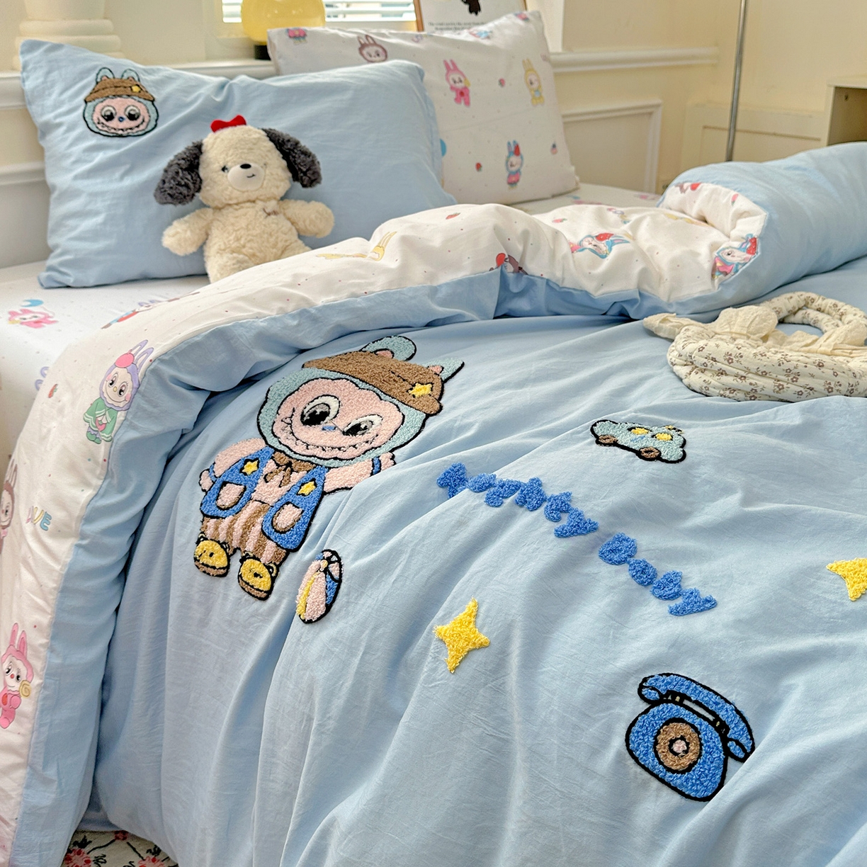 91家纺网 家纺一手货源 找家纺 奈颜 2025新款爆款水洗云朵棉毛巾绣四件套 调皮拉布-浅蓝