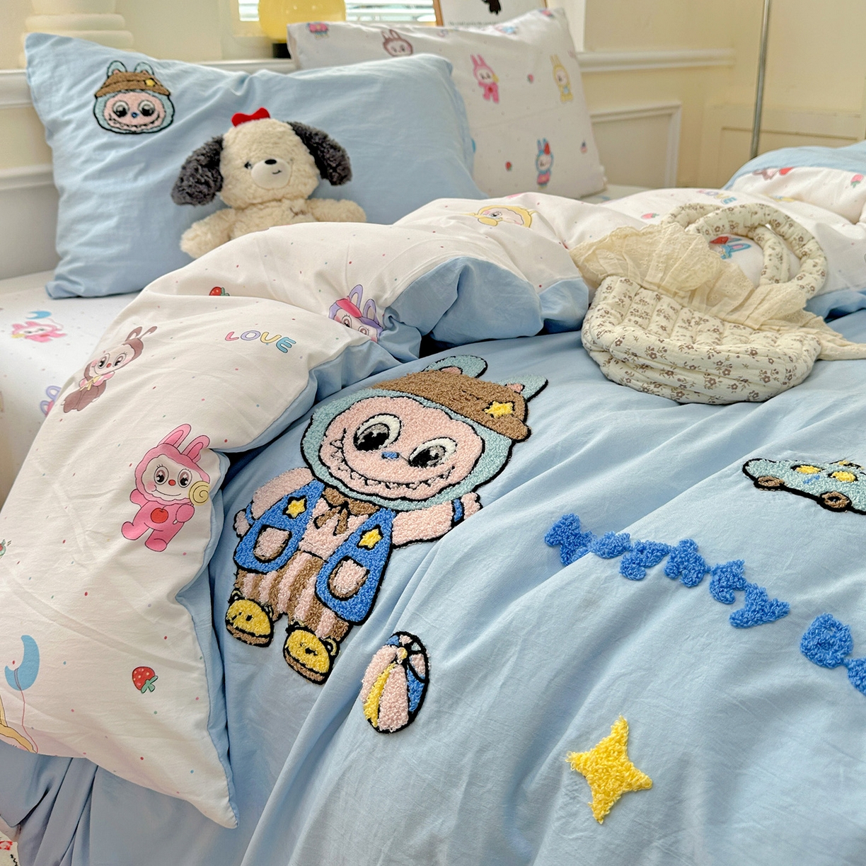 91家纺网 家纺一手货源 找家纺 奈颜 2025新款爆款水洗云朵棉毛巾绣四件套 调皮拉布-浅蓝