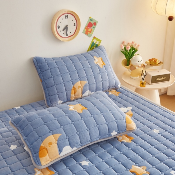 91家纺网 家纺一手货源 找家纺 奇丝雅 2025新款A类牛奶绒床褥床垫软垫家用学生宿舍上下铺寝室床护垫夹棉褥子-大床款单件 筑梦星空