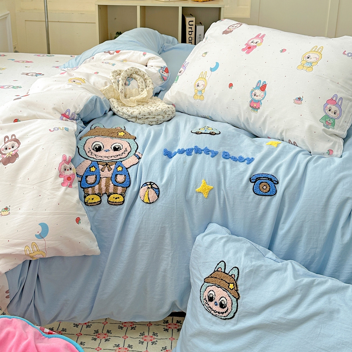 91家纺网 家纺一手货源 找家纺 奈颜 2025新款爆款水洗云朵棉毛巾绣四件套 调皮拉布-浅蓝