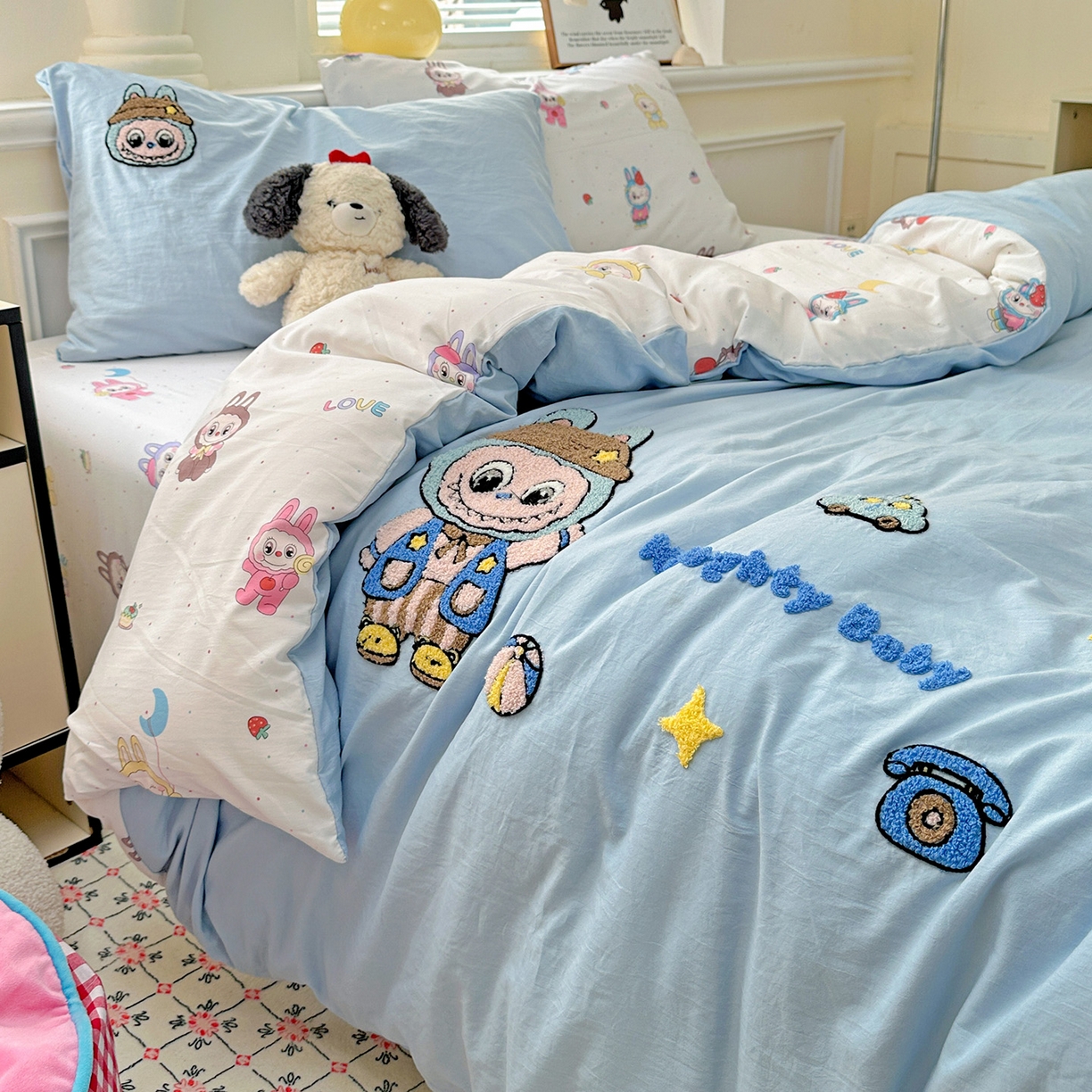 91家纺网 家纺一手货源 找家纺 奈颜 2025新款爆款水洗云朵棉毛巾绣四件套 调皮拉布-浅蓝