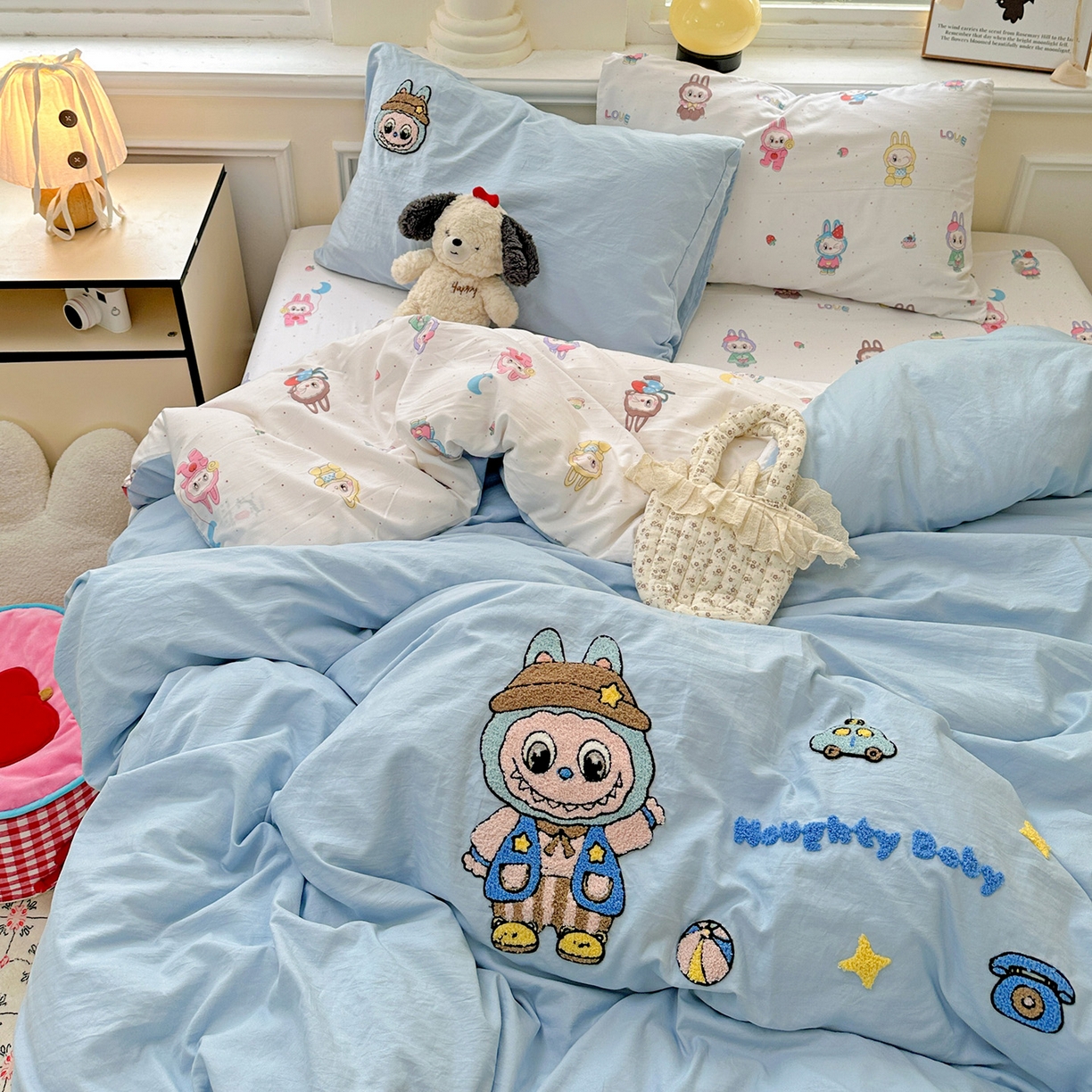 91家纺网 家纺一手货源 找家纺 奈颜 2025新款爆款水洗云朵棉毛巾绣四件套 调皮拉布-浅蓝