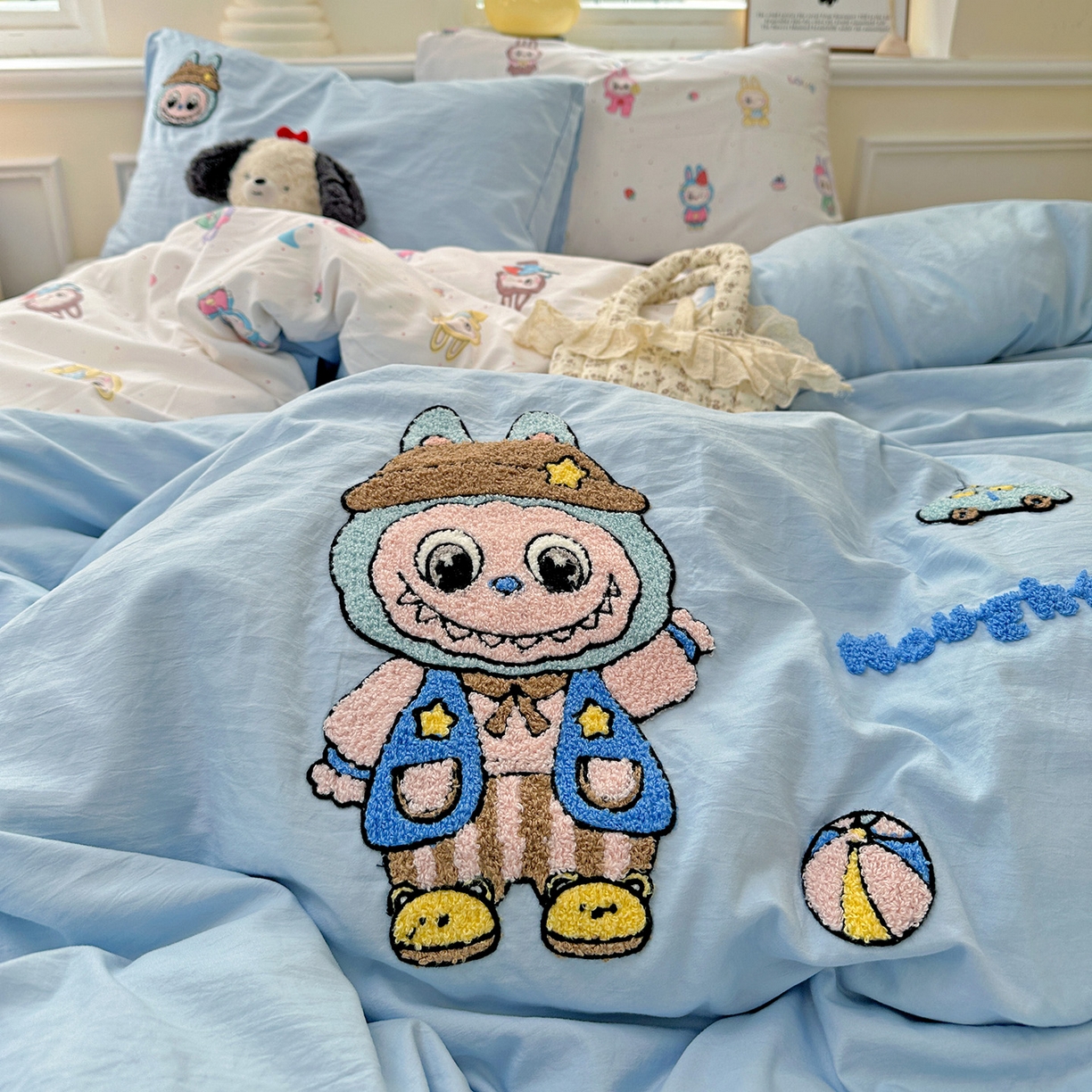 91家纺网 家纺一手货源 找家纺 奈颜 2025新款爆款水洗云朵棉毛巾绣四件套 调皮拉布-浅蓝