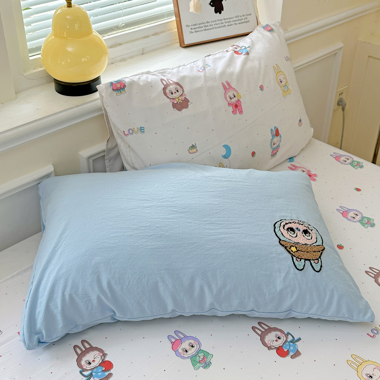 91家纺网 家纺一手货源 找家纺 奈颜 2025新款爆款水洗云朵棉毛巾绣四件套 调皮拉布-浅蓝