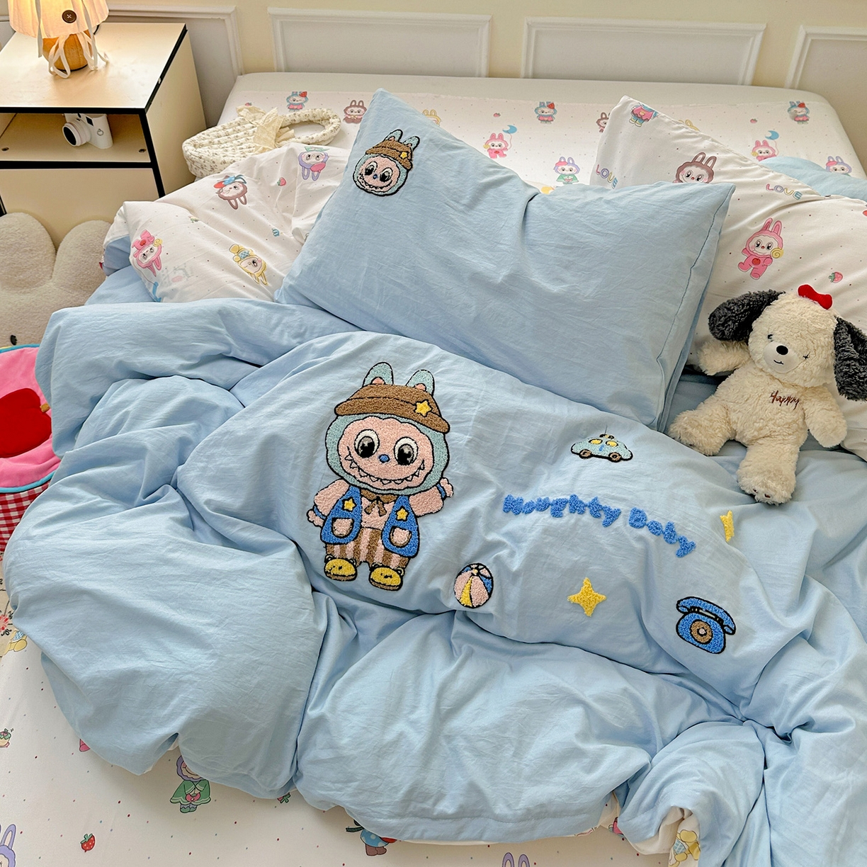 91家纺网 家纺一手货源 找家纺 奈颜 2025新款爆款水洗云朵棉毛巾绣四件套 调皮拉布-浅蓝