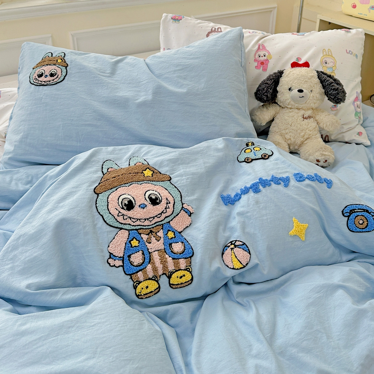 91家纺网 家纺一手货源 找家纺 奈颜 2025新款爆款水洗云朵棉毛巾绣四件套 调皮拉布-浅蓝