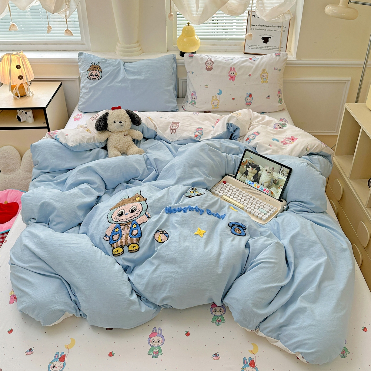 91家纺网 家纺一手货源 找家纺 奈颜 2025新款爆款水洗云朵棉毛巾绣四件套 调皮拉布-浅蓝