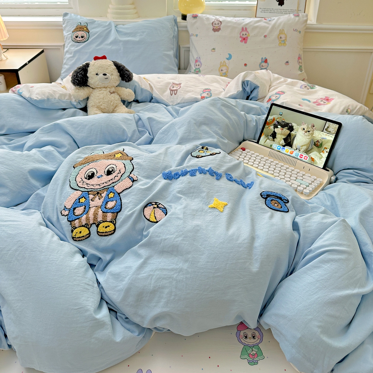 91家纺网 家纺一手货源 找家纺 奈颜 2025新款爆款水洗云朵棉毛巾绣四件套 调皮拉布-浅蓝