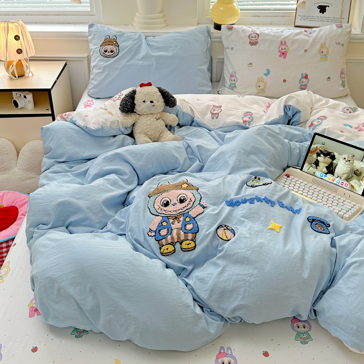 91家纺网 家纺一手货源 找家纺 奈颜 2025新款爆款水洗云朵棉毛巾绣四件套 调皮拉布-浅蓝