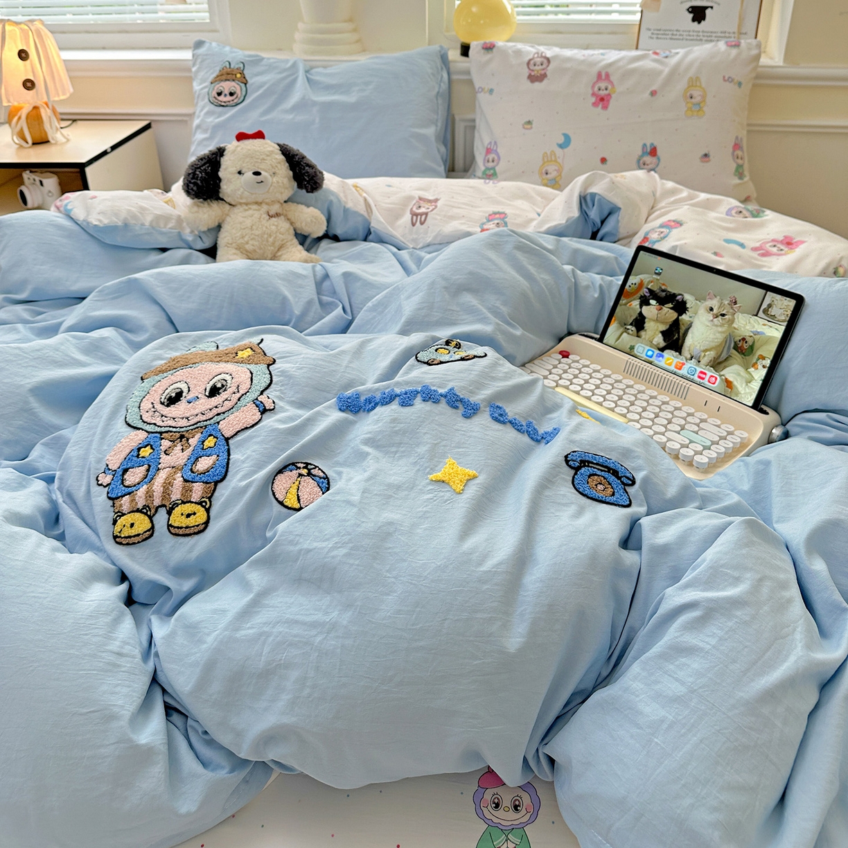 91家纺网 家纺一手货源 找家纺 奈颜 2025新款爆款水洗云朵棉毛巾绣四件套 调皮拉布-浅蓝