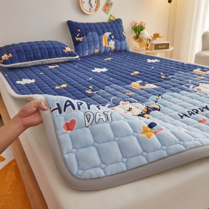 91家纺网 家纺一手货源 找家纺 奇丝雅 2025新款A类牛奶绒床褥床垫软垫家用学生宿舍上下铺寝室床护垫夹棉褥子-大床款单件 月亮熊