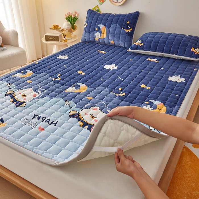 91家纺网 家纺一手货源 找家纺 奇丝雅 2025新款A类牛奶绒床褥床垫软垫家用学生宿舍上下铺寝室床护垫夹棉褥子-大床款单件 月亮熊