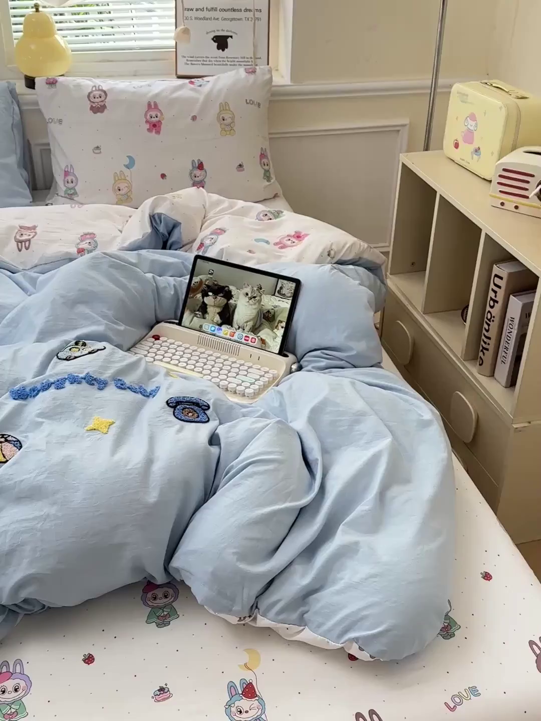 91家纺网 家纺一手货源 找家纺 奈颜 2025新款爆款水洗云朵棉毛巾绣四件套 调皮拉布-浅蓝