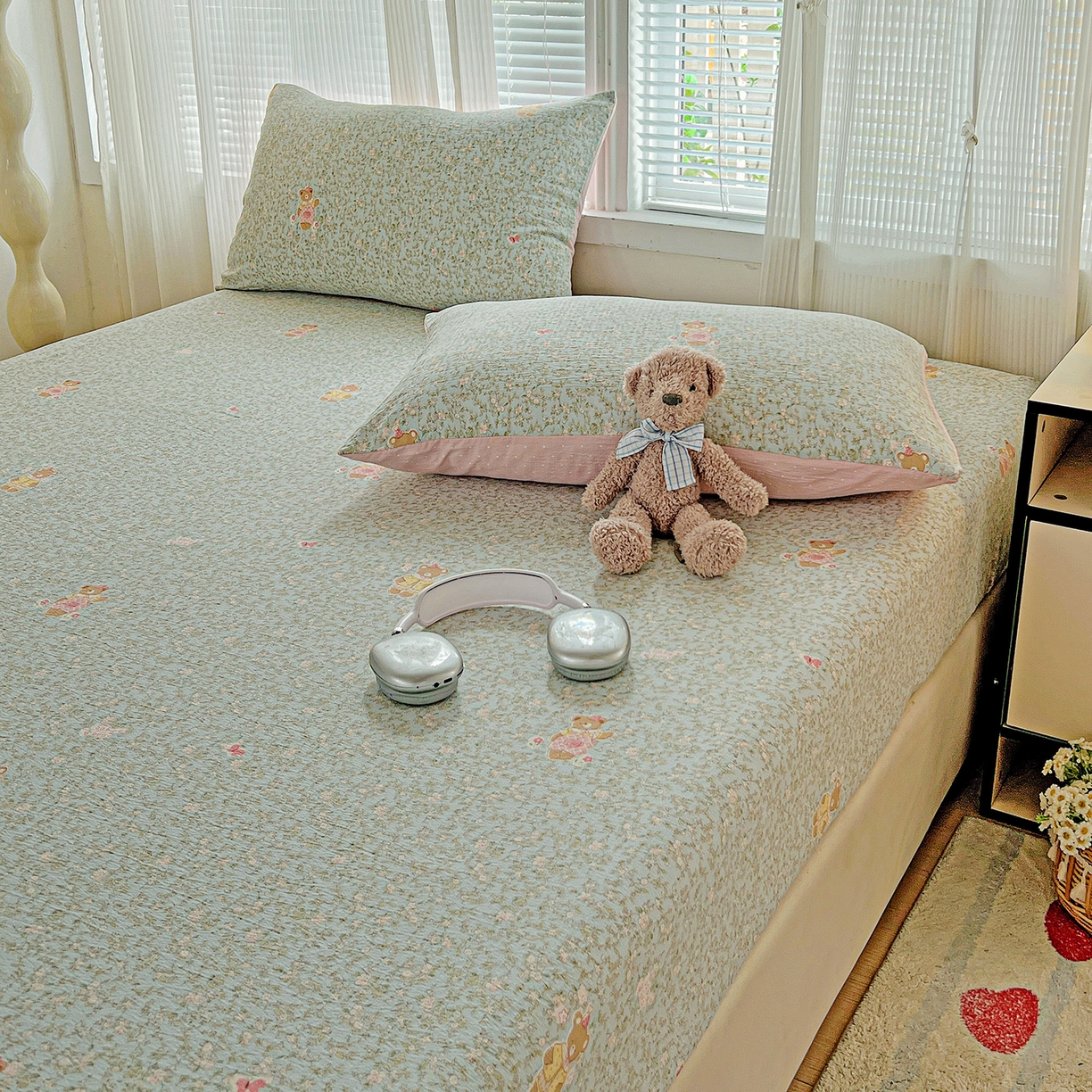 91家纺网 家纺一手货源 找家纺 格真 2025秋冬新款110克高克重提花加厚皱皱纱双层纱印花单床笠 香草熊