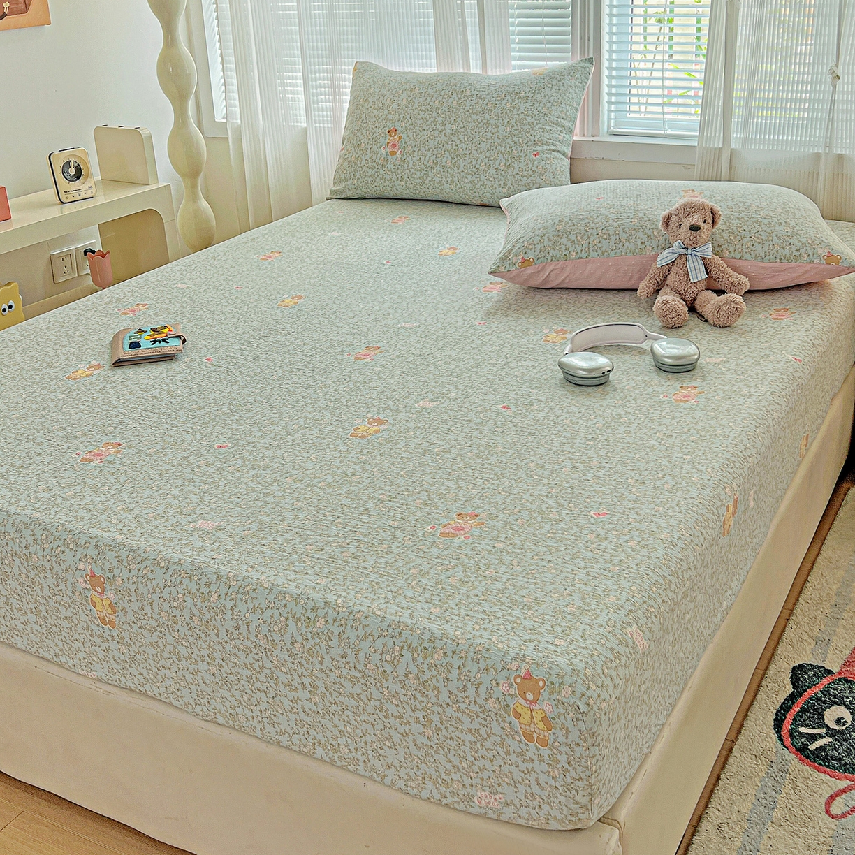 91家纺网 家纺一手货源 找家纺 格真 2025秋冬新款110克高克重提花加厚皱皱纱双层纱印花单床笠 香草熊