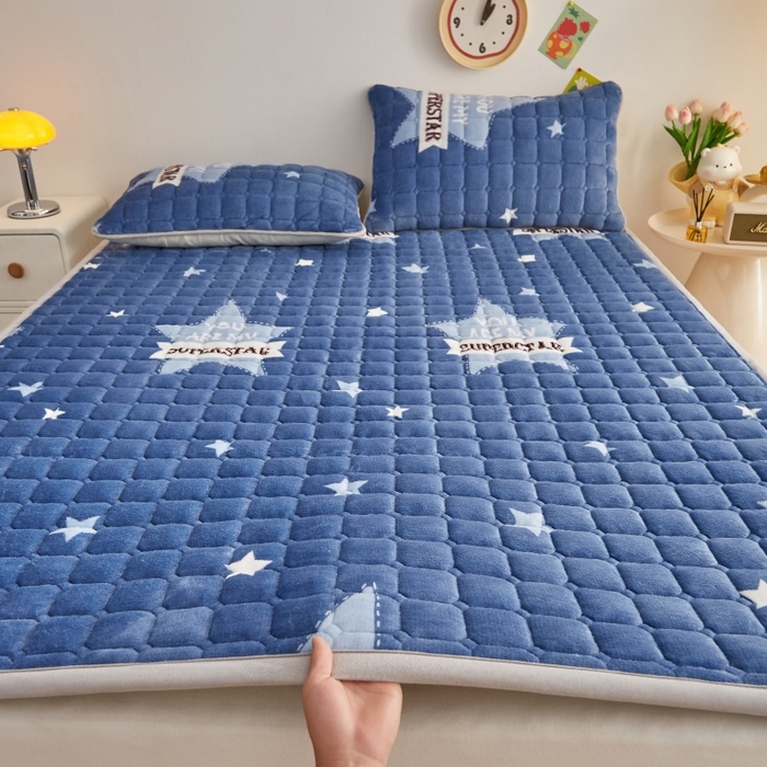 91家纺网 家纺一手货源 找家纺 奇丝雅 2025新款A类牛奶绒床褥床垫软垫家用学生宿舍上下铺寝室床护垫夹棉褥子-大床款套件 幸运星