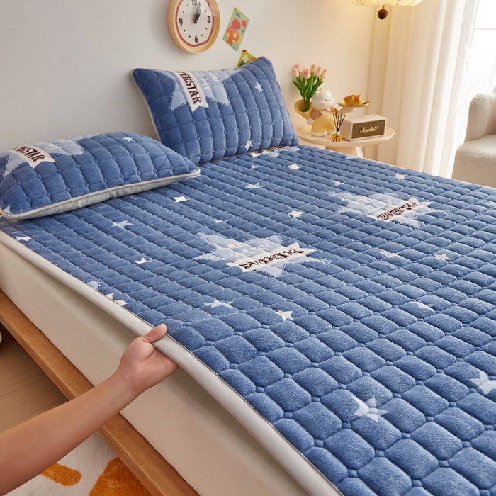 91家纺网 家纺一手货源 找家纺 奇丝雅 2025新款A类牛奶绒床褥床垫软垫家用学生宿舍上下铺寝室床护垫夹棉褥子-大床款套件 幸运星