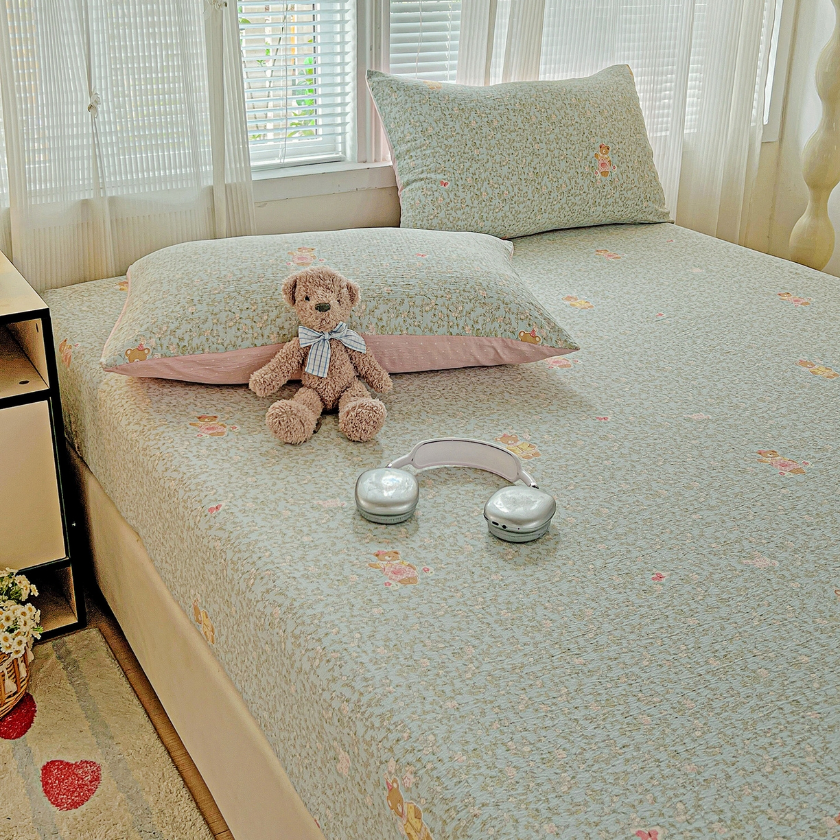 91家纺网 家纺一手货源 找家纺 格真 2025秋冬新款110克高克重提花加厚皱皱纱双层纱印花单床笠 香草熊